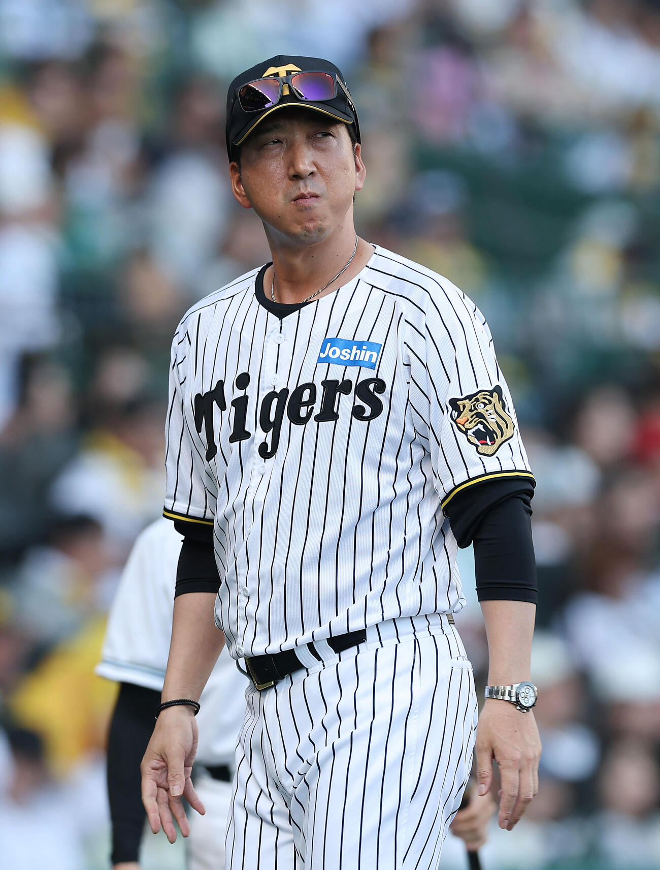 阪神対広島　7回裏を終え、選手交代を告げた阪神藤川球児監督（撮影・前田充）