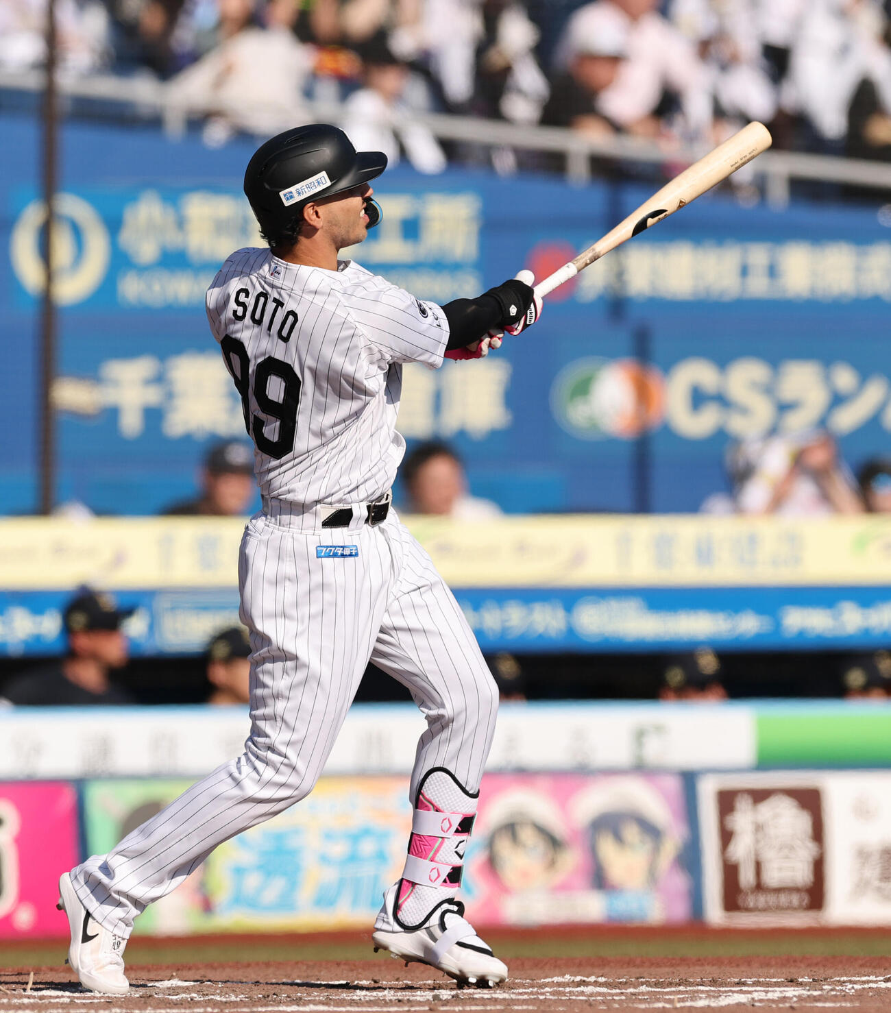 ロッテ対オリックス　6回裏ロッテ2死一、三塁、3点本塁打を放つネフタリ・ソト（撮影・野上伸悟）