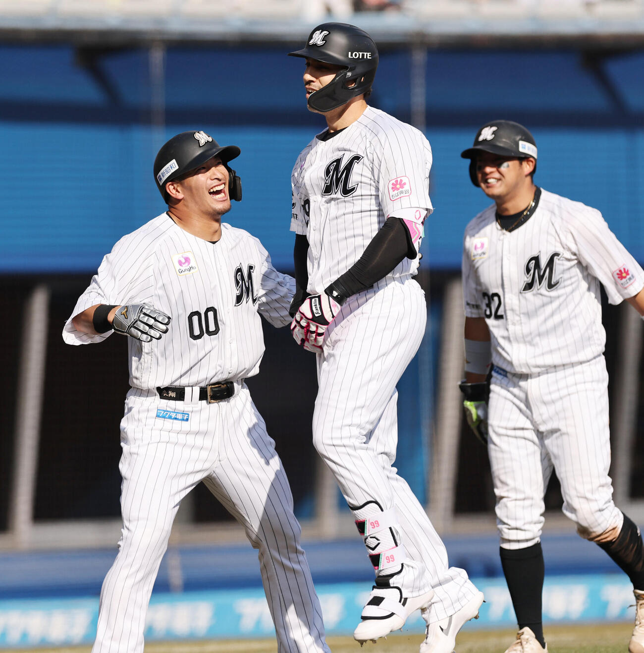 ロッテ対オリックス　6回裏ロッテ2死一、三塁、3点本塁打を放ち喜ぶネフタリ・ソト（撮影・野上伸悟）