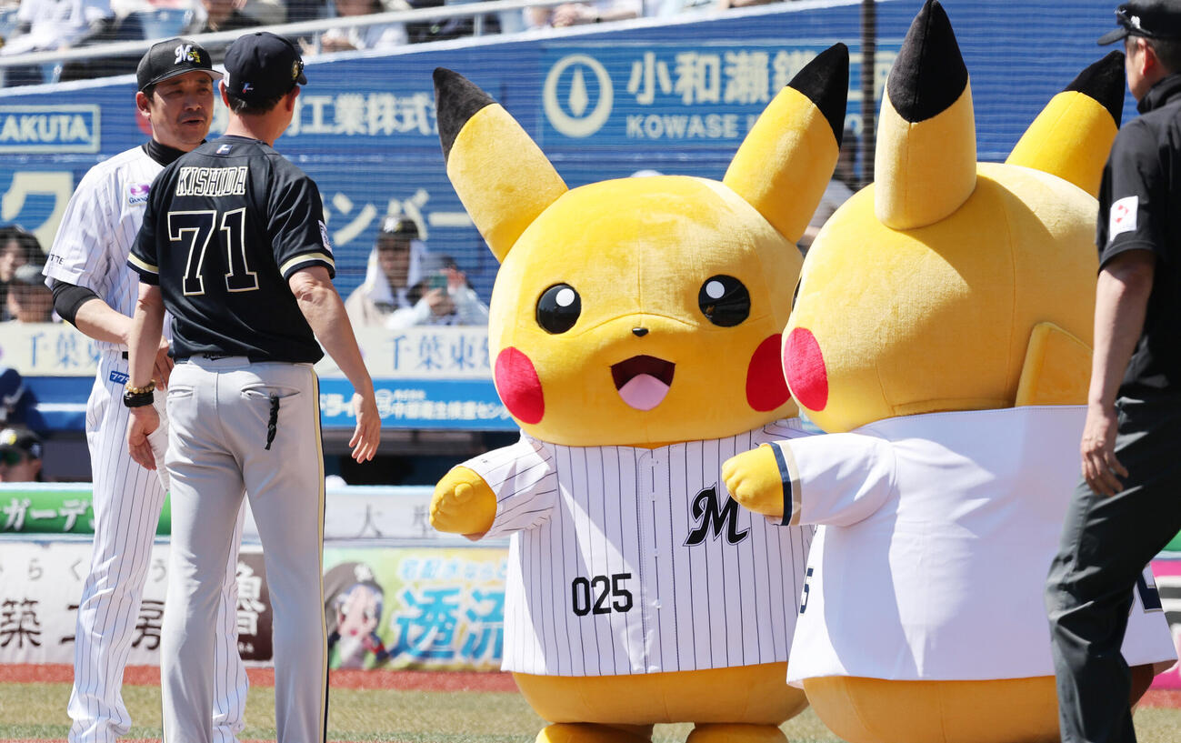 ロッテ対オリックス　ピカチュウも参加する中、メンバー表の最終確認を行うオリックス岸田護監督（手前）とロッテのサブロー監督（撮影・野上伸悟）
