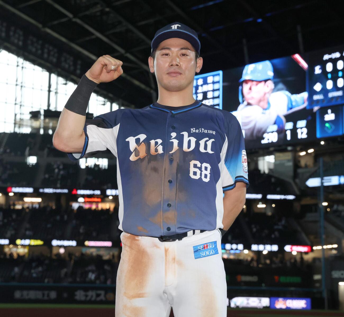 日本ハム対西武　試合後、ガッツポーズの岸潤一郎（撮影・黒川智章）