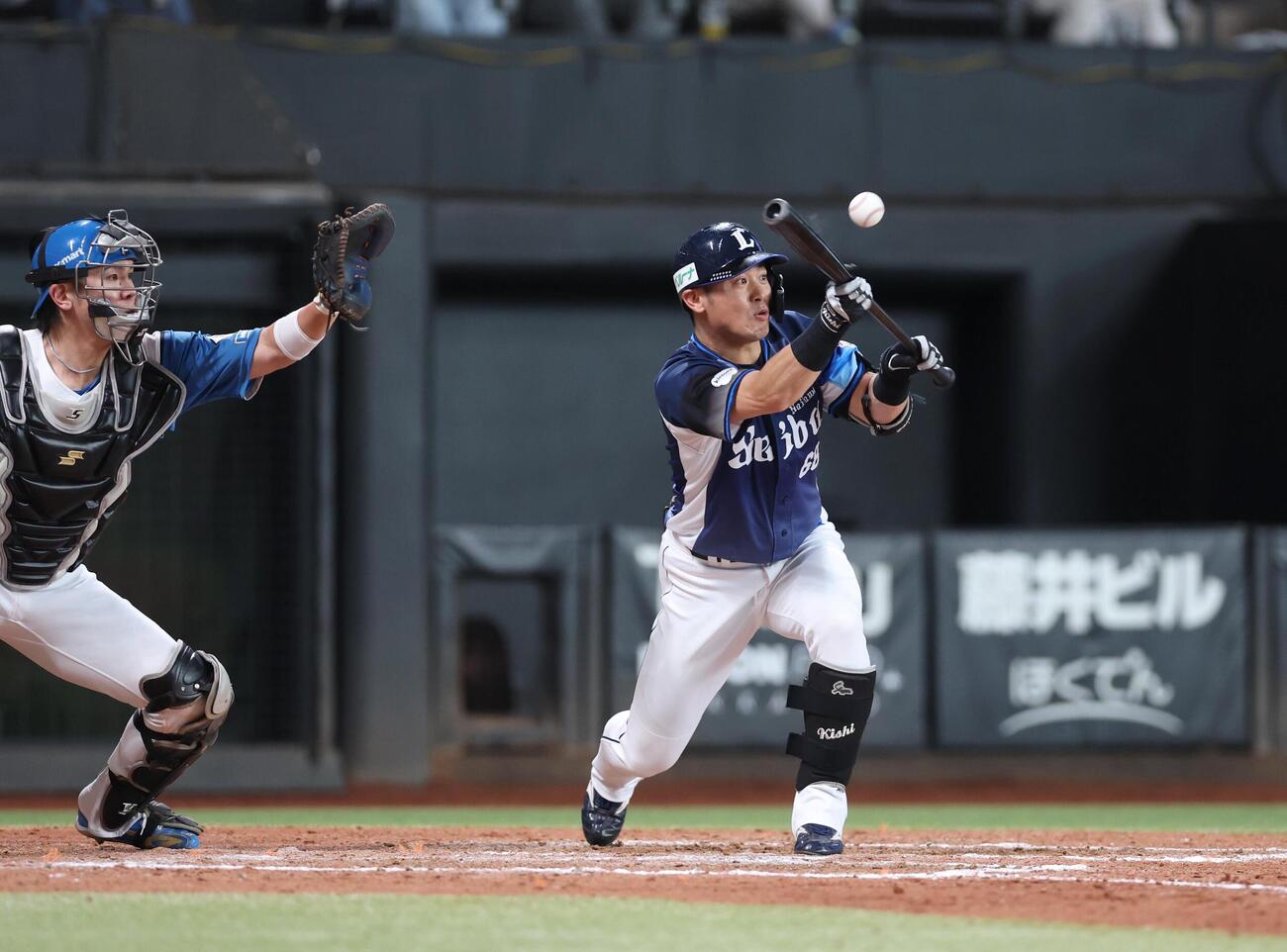 日本ハム対西武　8回表西武1死一、三塁、スクイズを決める岸潤一郎（撮影・黒川智章）