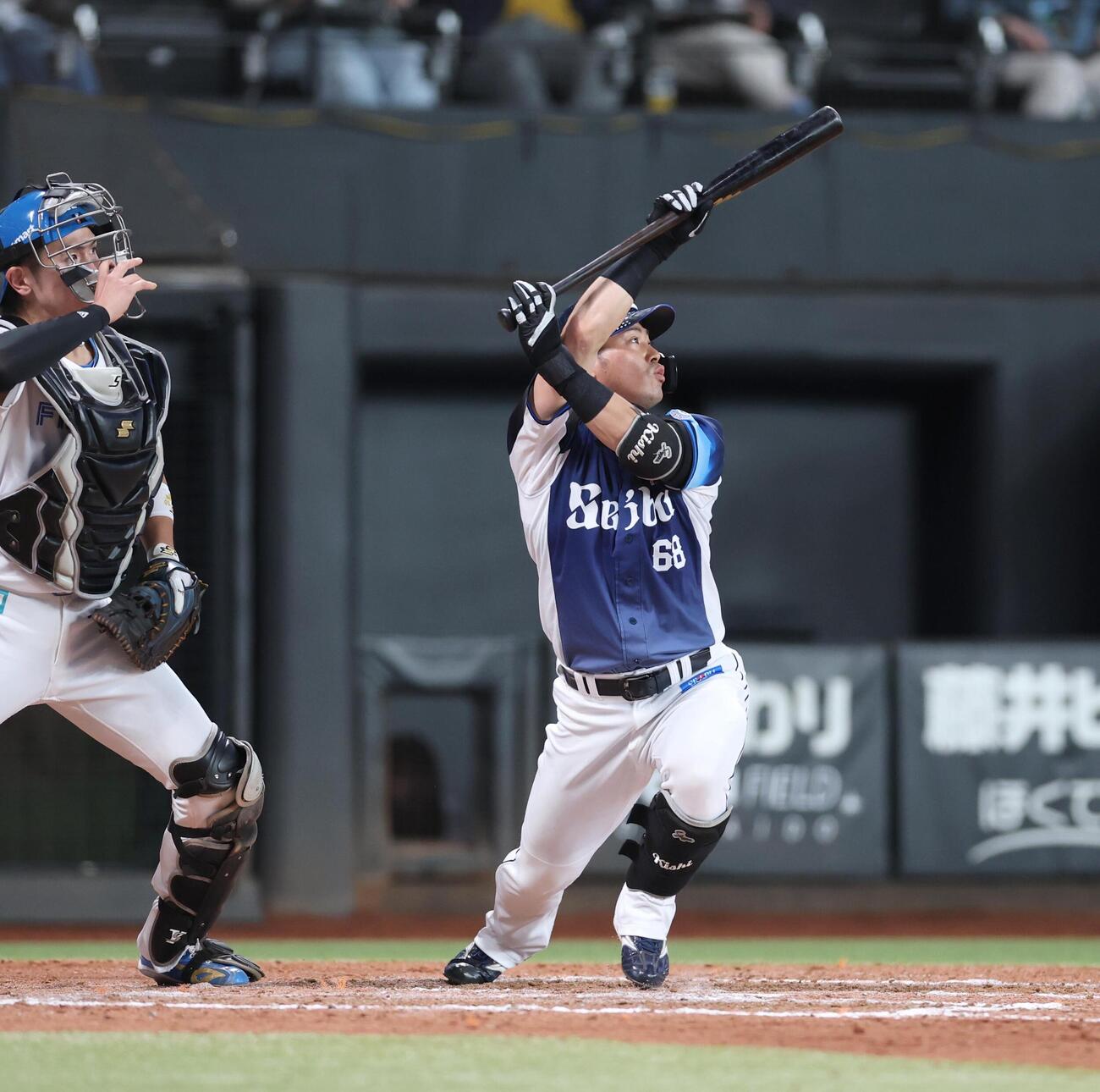 日本ハム対西武　8回表西武1死一、三塁、スクイズを決める岸潤一郎（撮影・黒川智章）