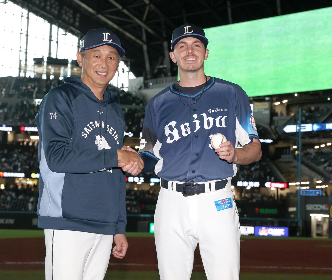 日本ハム対西武　来日初勝利を挙げ西口文也監督（左）に祝福されるワイナンス（撮影・黒川智章）