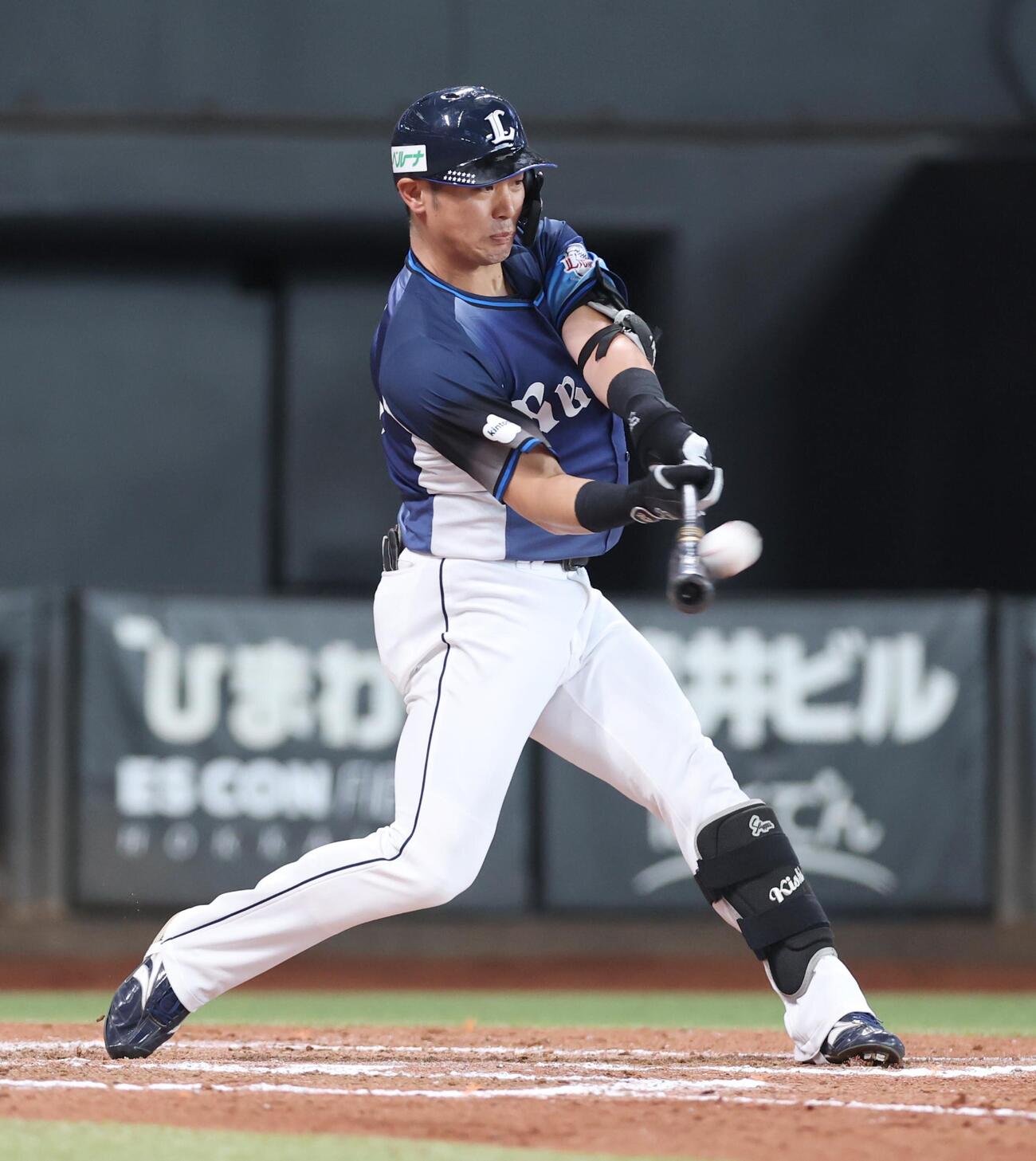 日本ハム対西武　7回表西武2死二塁、2点本塁打を放つ岸潤一郎（撮影・黒川智章）