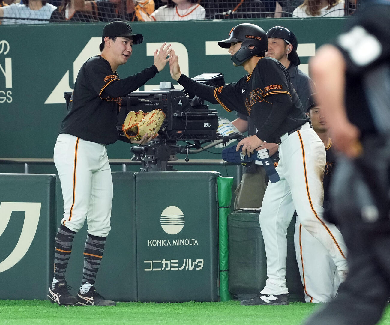 巨人対DeNA 1回裏巨人2死一、二塁、岸田行倫の適時打で生還した平山功太を迎える竹丸和幸（左）（撮影・たえ見朱実）