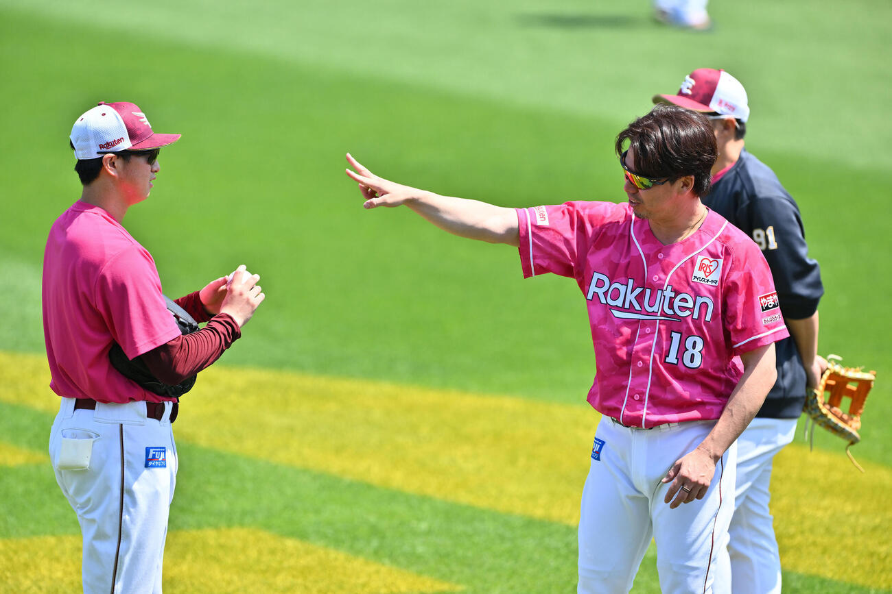 楽天対ソフトバンク　試合前練習で楽天前田健太（右）は西垣雅矢に投球フォームを教える（撮影・滝沢徹郎）