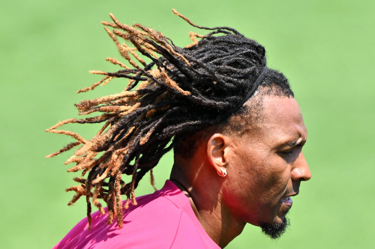 楽天対ソフトバンク　試合前練習で髪の毛を振り乱しランニングする楽天ホセ・ウレーニャ（撮影・滝沢徹郎）