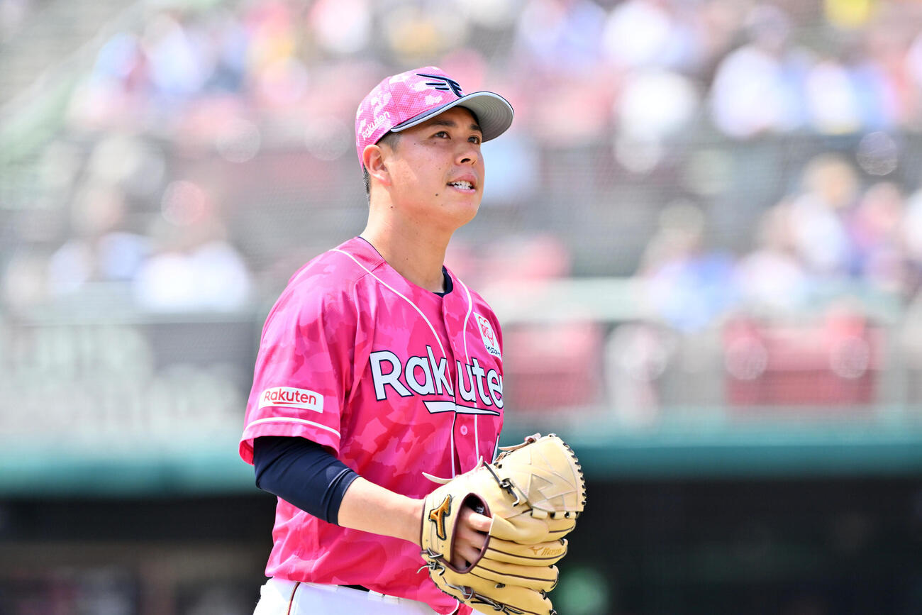 楽天対ソフトバンク　1回表に先制を許し悔しげな表情で引き揚げる楽天先発の藤井聖（撮影・滝沢徹郎）