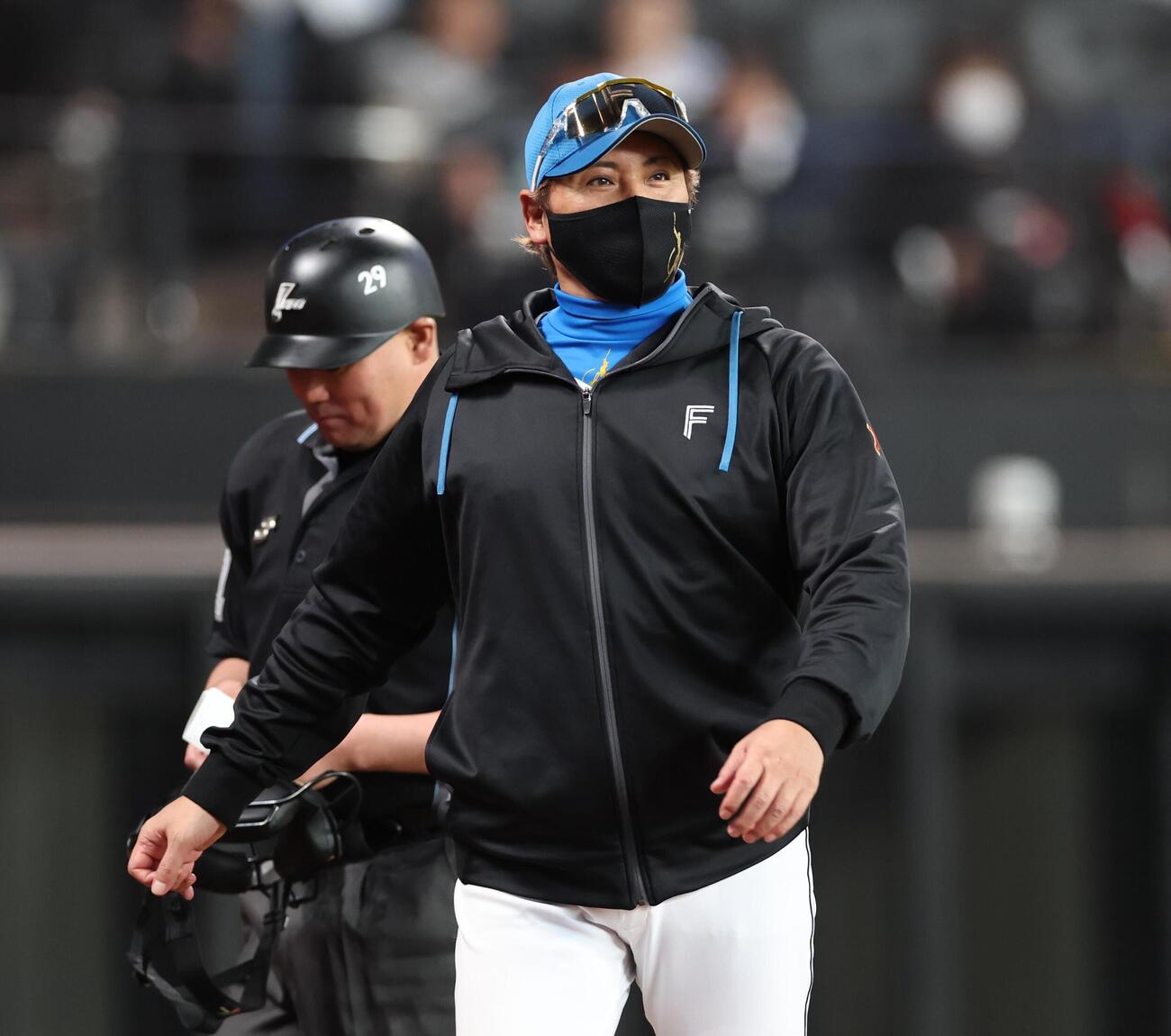 日本ハム対西武　選手交代を告げる新庄剛志監督（撮影・黒川智章）