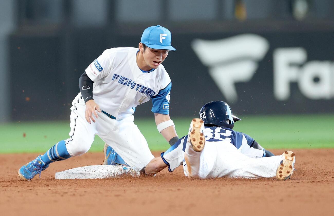 日本ハム対西武　3回表西武2死一塁、滝沢の盗塁を刺す進藤勇也。二塁手上川畑大悟（撮影・黒川智章）