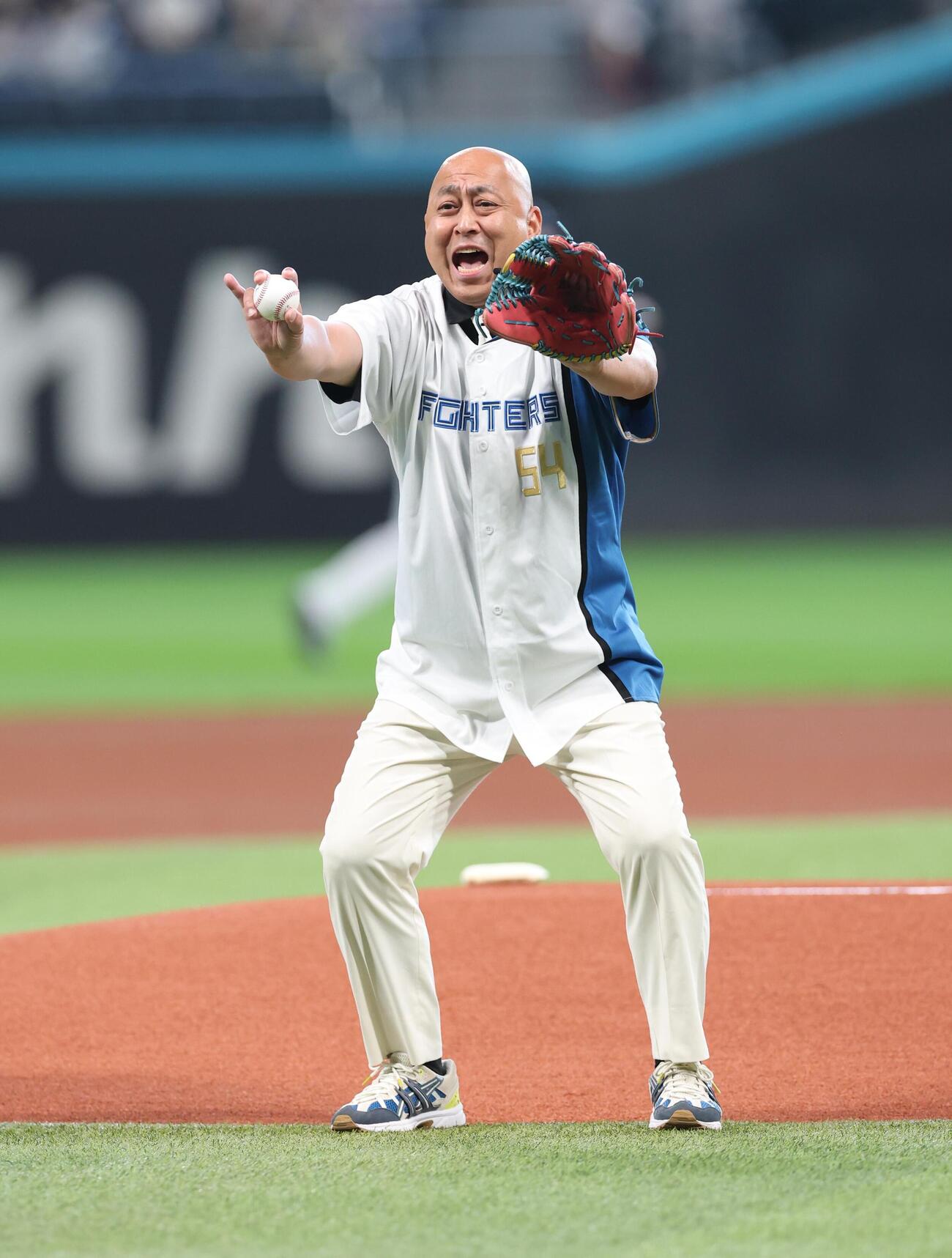ファーストピッチセレモニーで投球する錦鯉の長谷川雅紀（撮影・黒川智章）