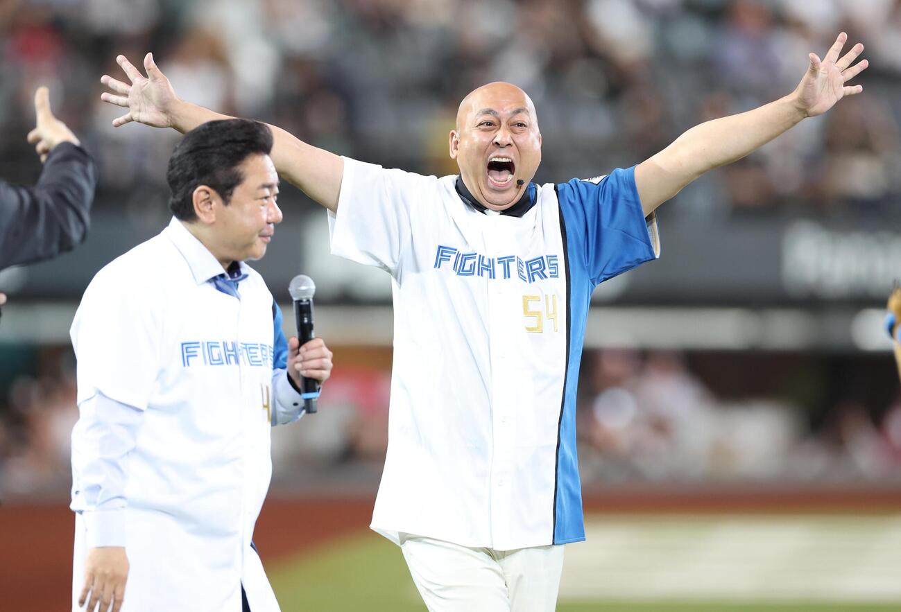 ファーストピッチセレモニーに登場の錦鯉（撮影・黒川智章）