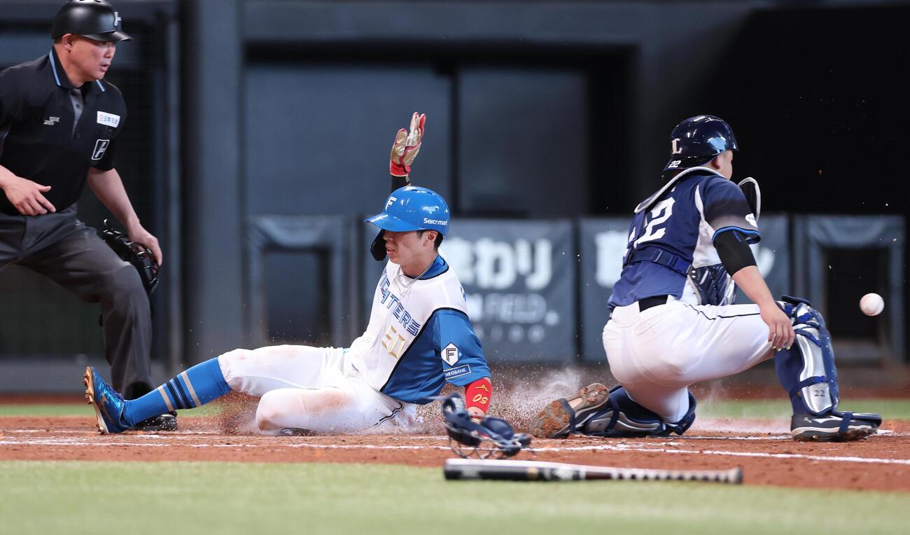 日本ハム対西武　3回裏日本ハム1死一塁、上川畑大悟の適時二塁打で生還する五十幡亮汰（撮影・黒川智章）