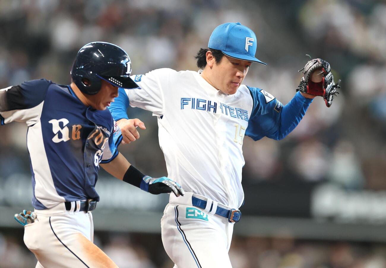 日本ハム対西武　5回表西武1死二塁、滝沢夏央（左）の一前の打球でベースカバーに走る北山亘基（撮影・黒川智章）