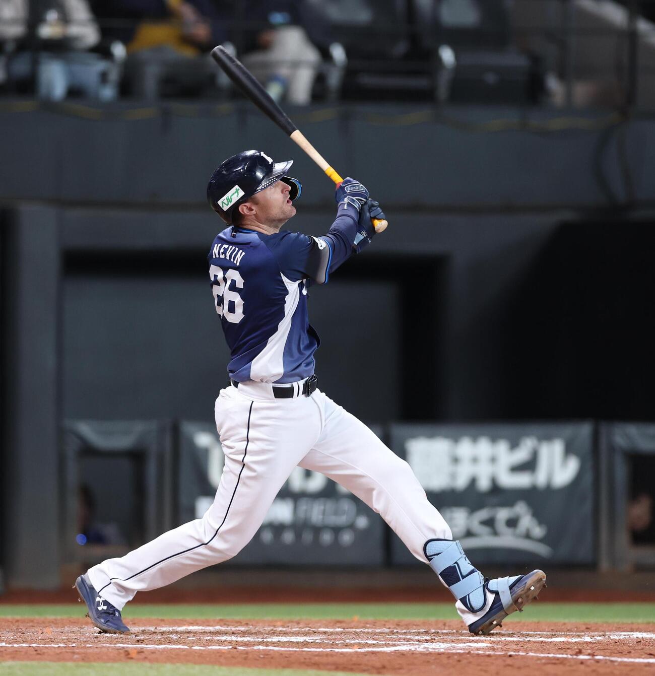 日本ハム対西武　7回表西武2死一塁、2点本塁打を放つネビン（撮影・黒川智章）