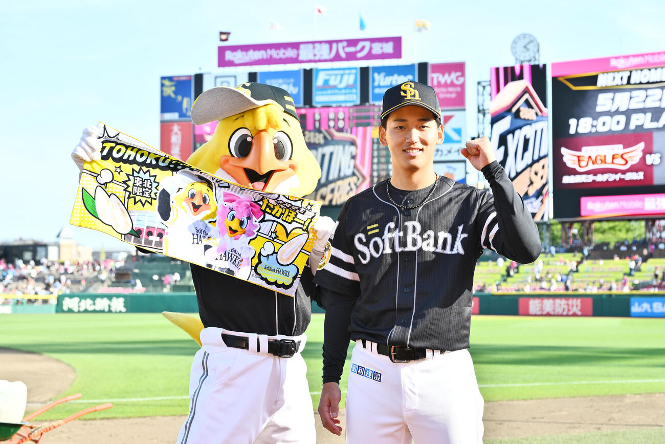 楽天対ソフトバンク　試合後、ヒーローインタビューを終えポーズを決めるソフトバンク前田悠伍（撮影・滝沢徹郎）