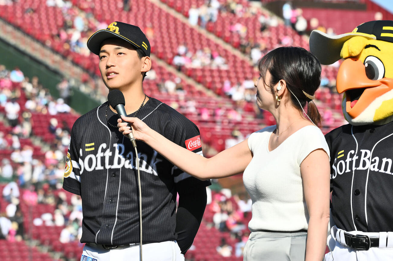 楽天対ソフトバンク　試合後、ヒーローインタビューを受ける勝利投手のソフトバンク前田悠伍（撮影・滝沢徹郎）