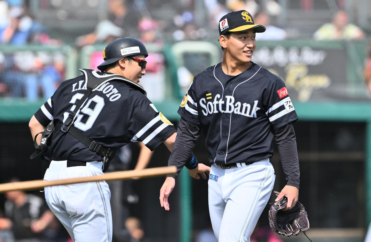楽天対ソフトバンク　5回裏を投げ終えたソフトバンク先発前田悠伍（右）は山本祐大からねぎらわれる（撮影・滝沢徹郎）