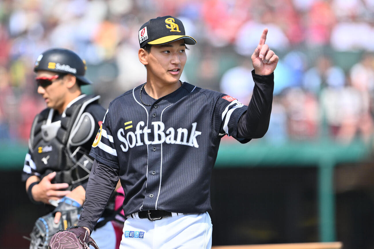 楽天対ソフトバンク　3回裏楽天2死一塁、辰己涼介を二ゴロに打ち取った前田悠伍（手前）は野手を指さす（撮影・滝沢徹郎）