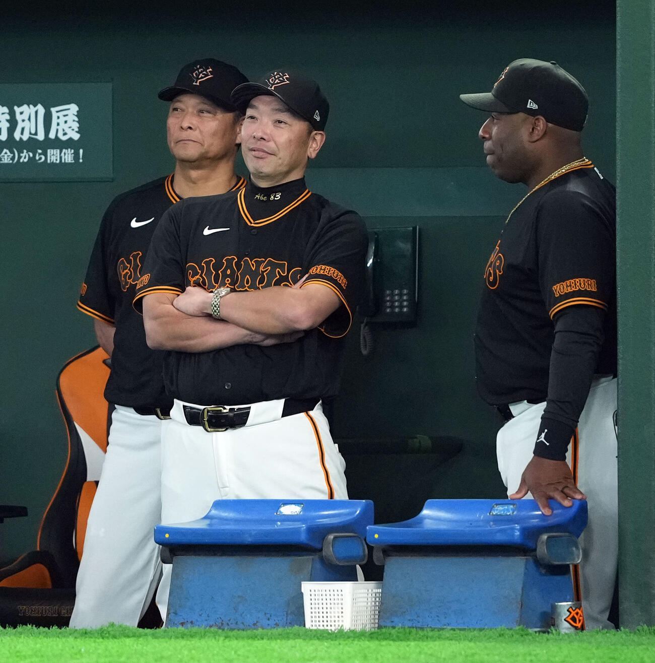 巨人対DeNA　ベンチで笑顔を見せる巨人阿部慎之助監督（撮影・たえ見朱実）