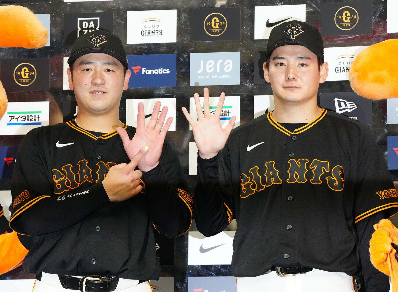 巨人対DeNA　試合後、お立ち台で写真に納まる「6」連勝ポーズの巨人岸田行倫（左）と「5」勝目を挙げた竹丸和幸（撮影・江口和貴）