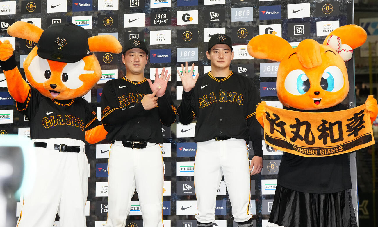 巨人対DeNA　試合後、お立ち台で写真に納まる「6」連勝ポーズの巨人岸田行倫（中央左）と「5」勝目を挙げた竹丸和幸（撮影・江口和貴）
