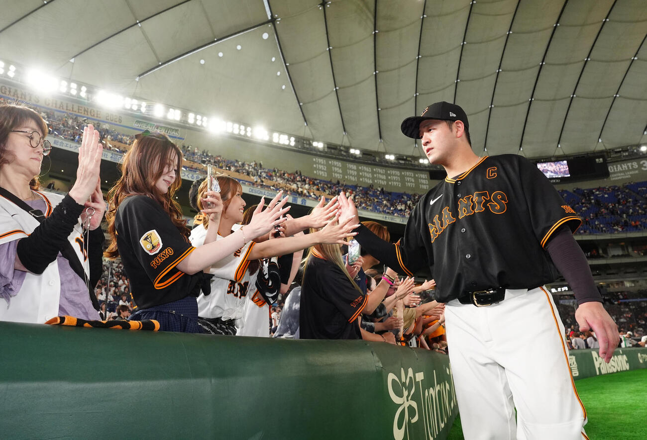 巨人対DeNA　試合後、ファンとタッチを交わす巨人岸田行倫（右）（撮影・江口和貴）