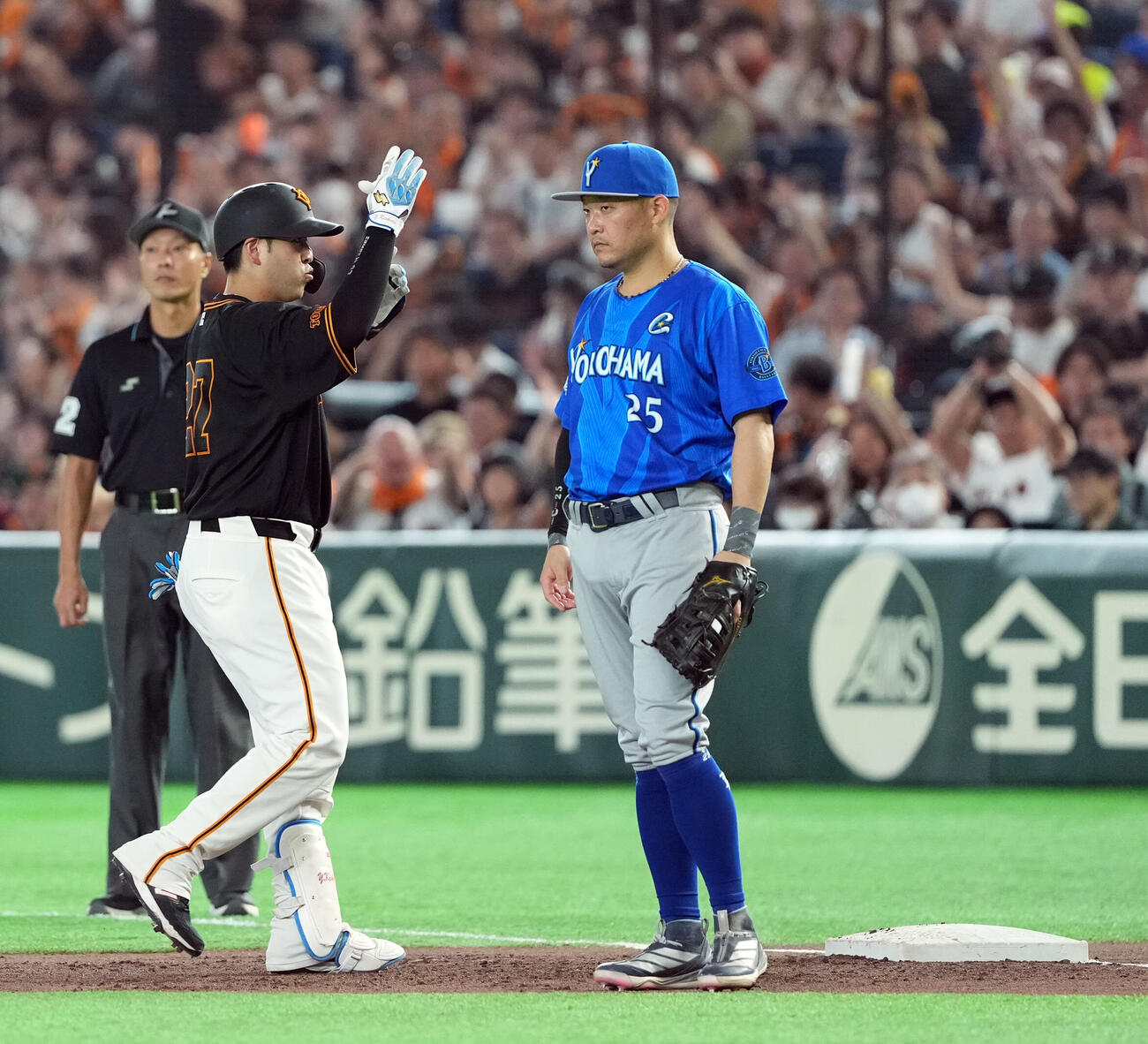 巨人対DeNA 1回裏巨人2死一、二塁、先制の適時打を放ちポーズを決める岸田行倫（撮影・たえ見朱実）