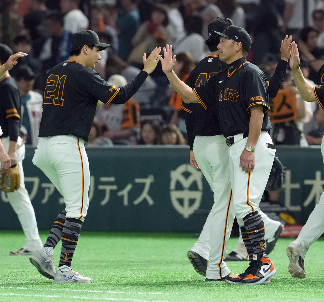 巨人対DeNA DeNAに勝利し竹丸和幸とハイタッチを交わす巨人阿部慎之助監督倫（撮影・たえ見朱実）