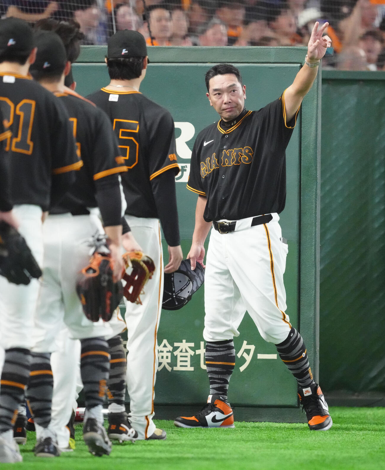 巨人対DeNA　試合後、ファンにあいさつする巨人阿部慎之助監督（撮影・江口和貴）