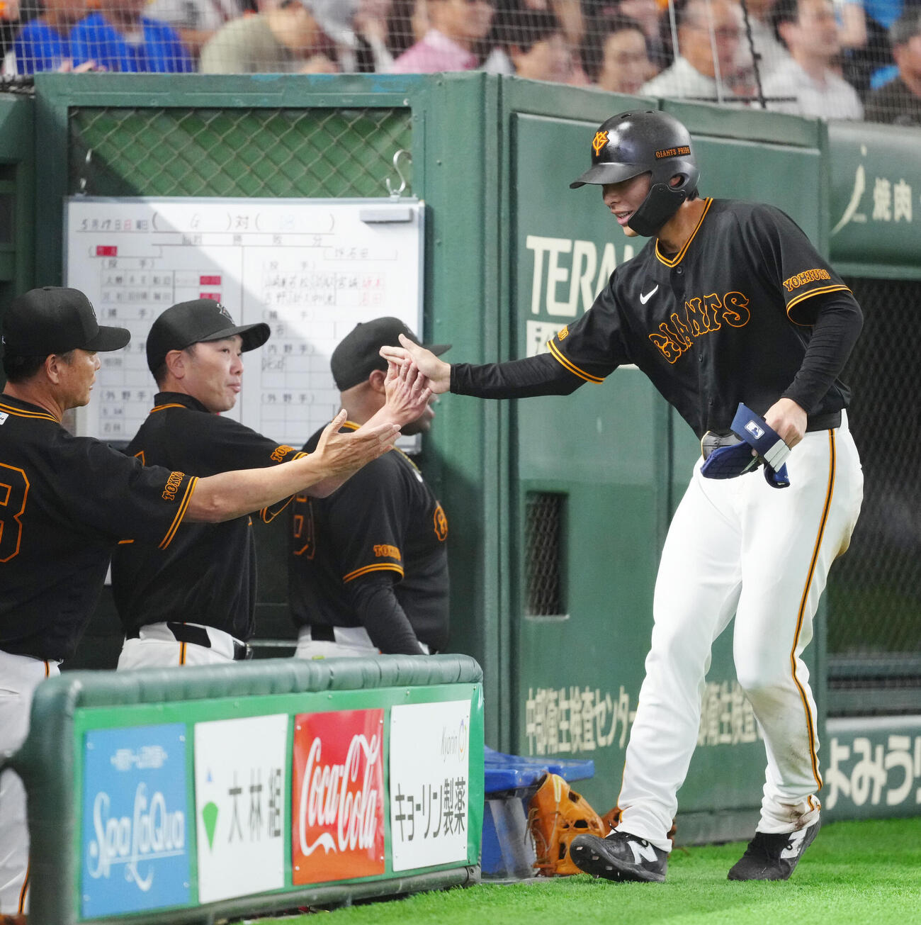 巨人対DeNA 1回裏巨人2死一、二塁、岸田行倫の先制適時打で生還し阿部慎之助監督（左から2人目）タッチを交わす平山功太（撮影・江口和貴）