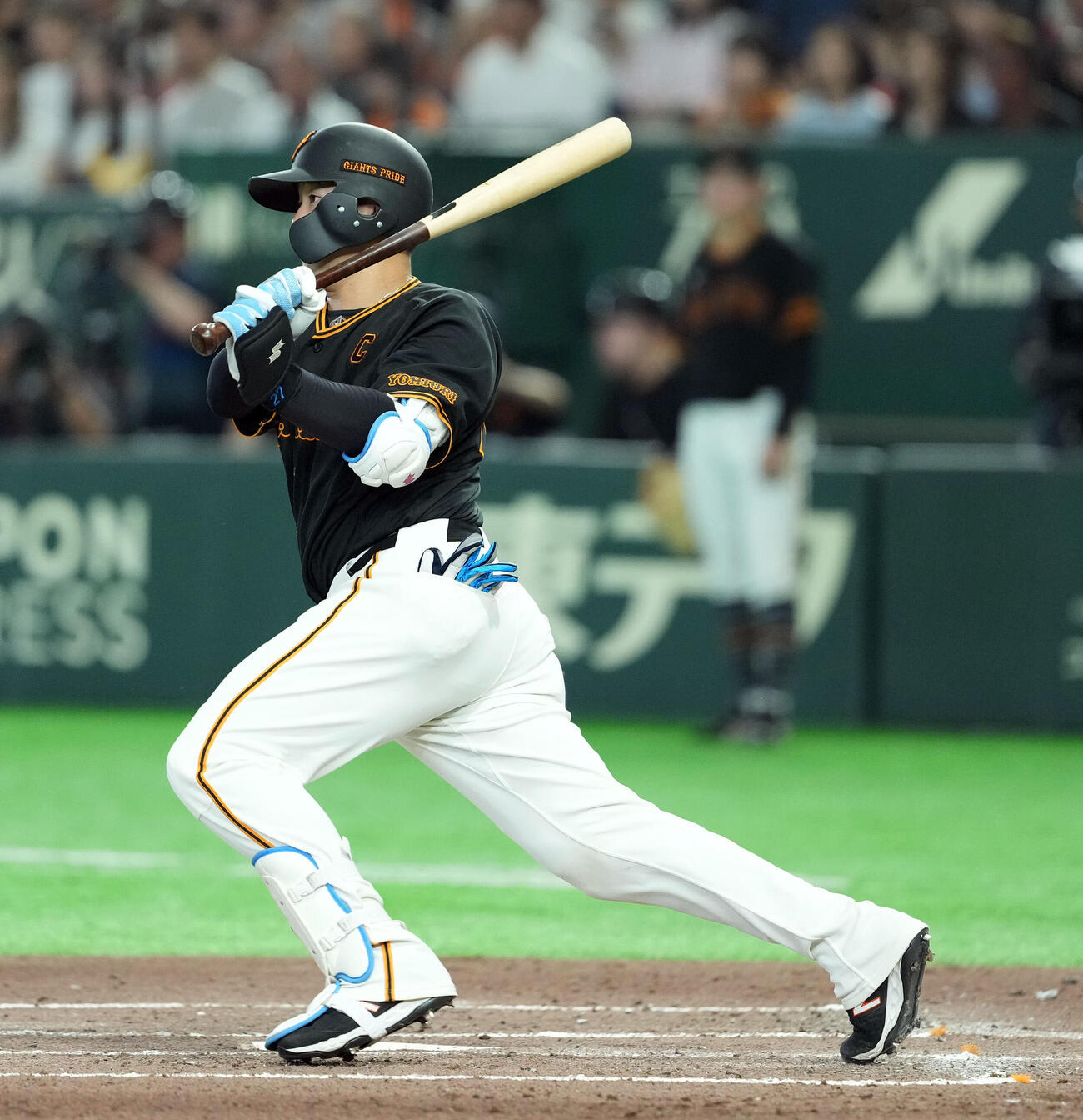 巨人対DeNA 1回裏巨人2死一、二塁、左前に先制の適時打を放つ岸田行倫（撮影・たえ見朱実）
