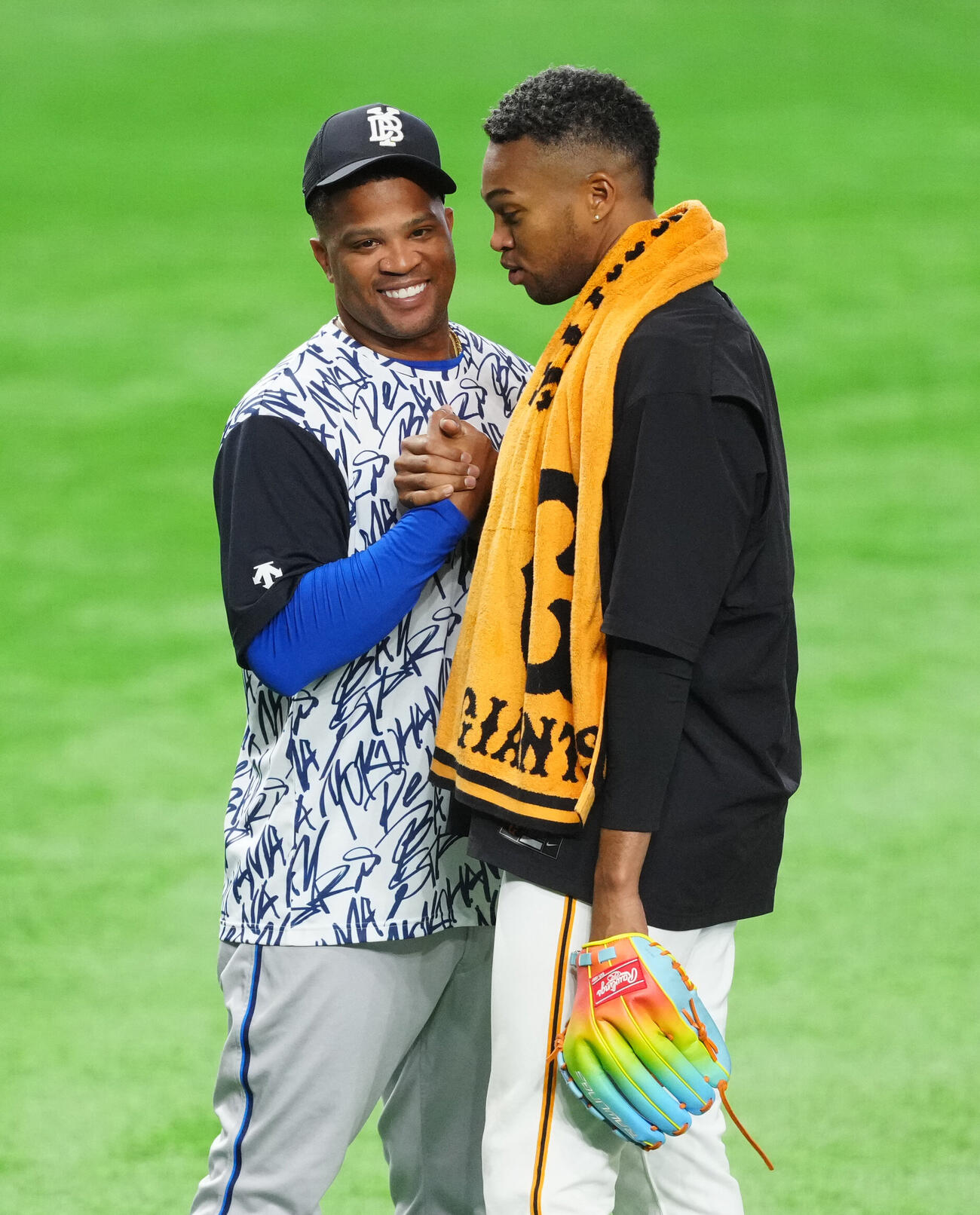 巨人対DeNA　試合前、あいさつするDeNAダヤン・ビシエド（左）と巨人ライデル・マルティネス（撮影・江口和貴）