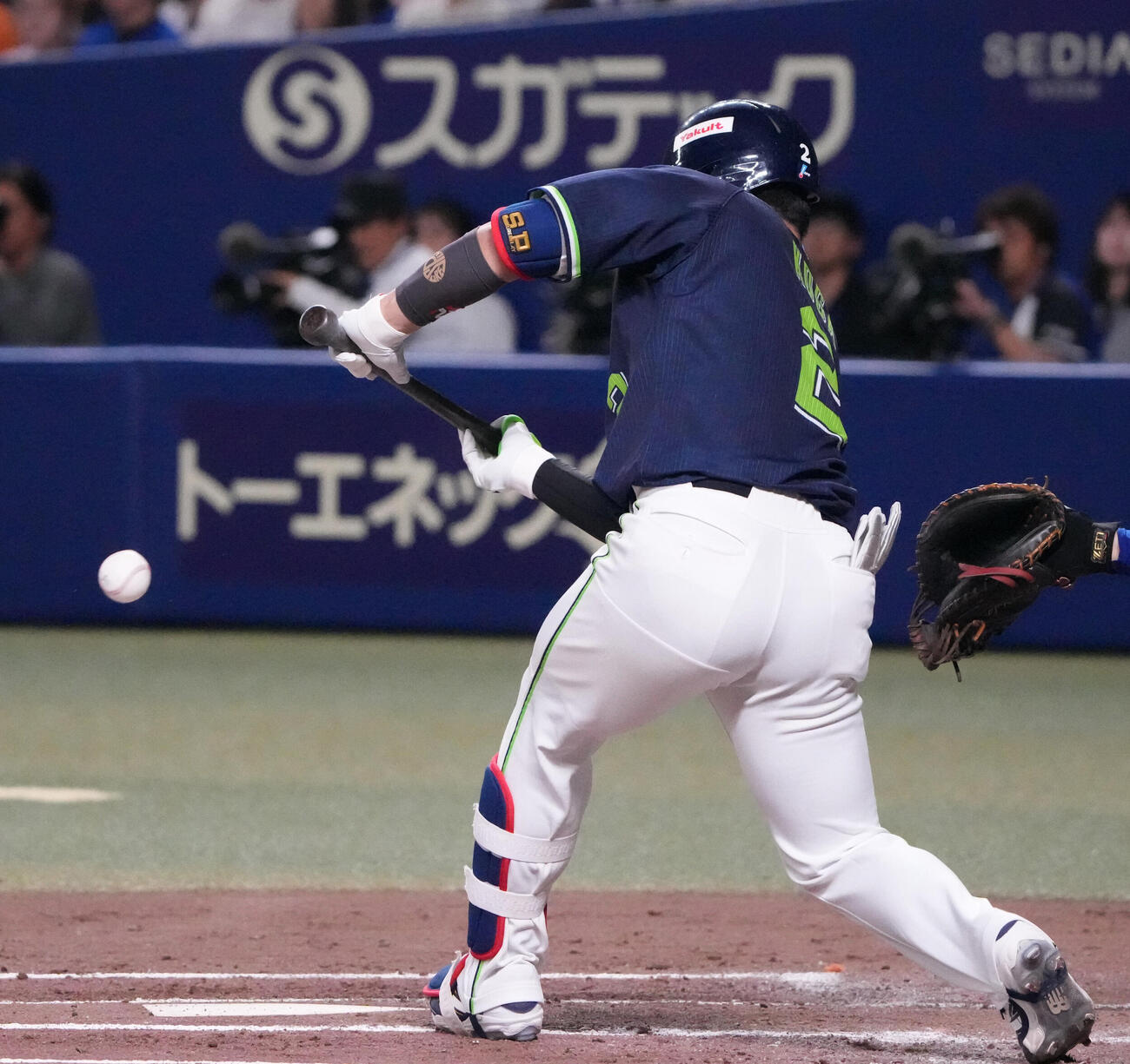 中日対ヤクルト　2回表ヤクルト1死一、三塁、スクイズを決める古賀優大（撮影・森本幸一）