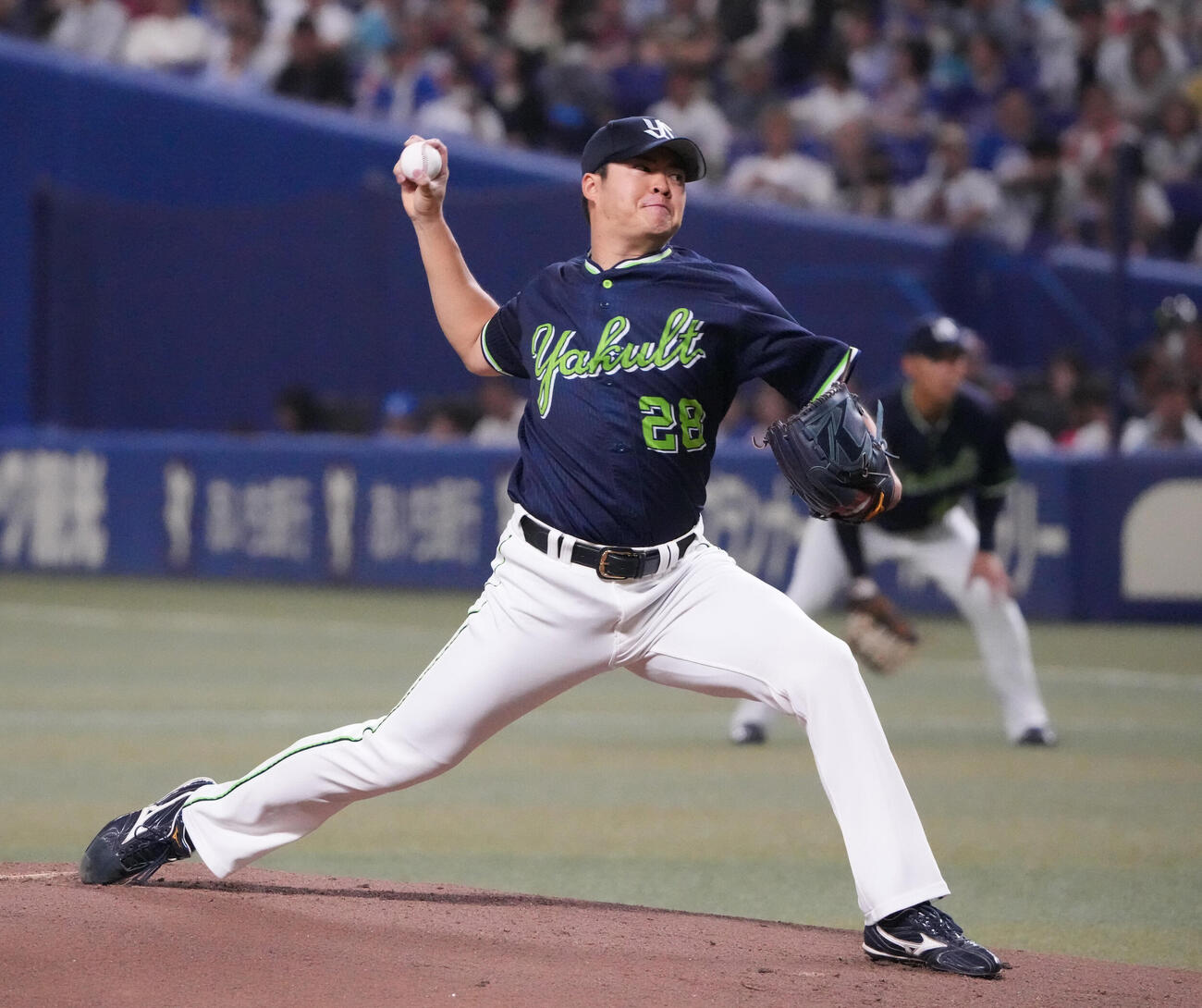 中日対ヤクルト　1回裏、登板するヤクルト先発の松本健吾（撮影・森本幸一）