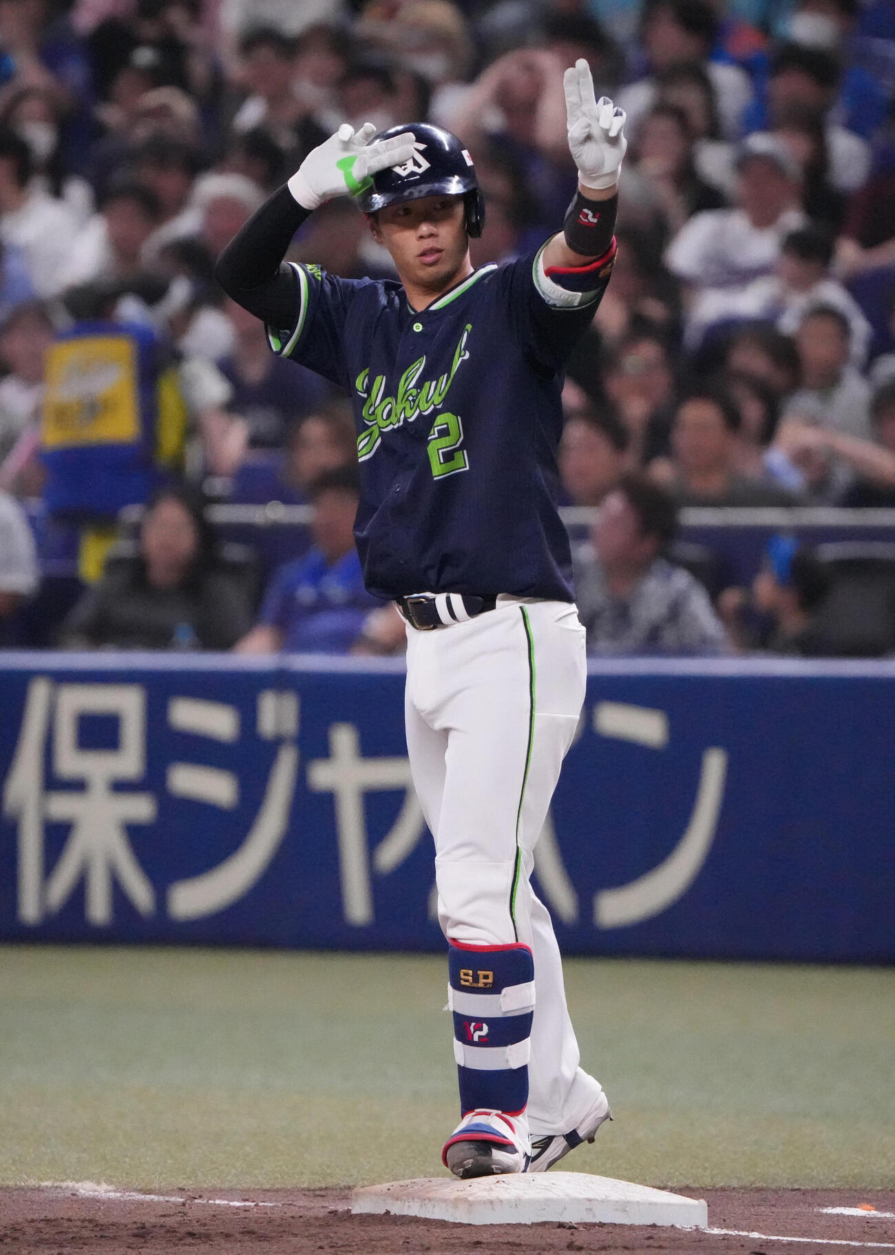 中日対ヤクルト　4回表ヤクルト1死一、三塁、適時打を放ちベンチへ向かってアピールする古賀優大（撮影・森本幸一）