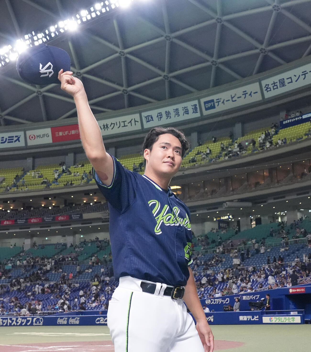 中日対ヤクルト　ヒーローインタビューを終えスタンドの声援に応える松本健吾（撮影・森本幸一）