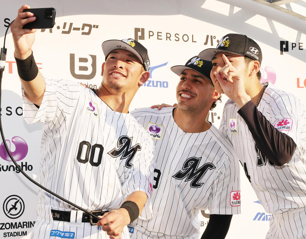 ロッテ対オリックス　勝利しお立ち台で自撮りをする、左からロッテ池田来翔、ネフタリ・ソト、広池康志郎（撮影・野上伸悟）