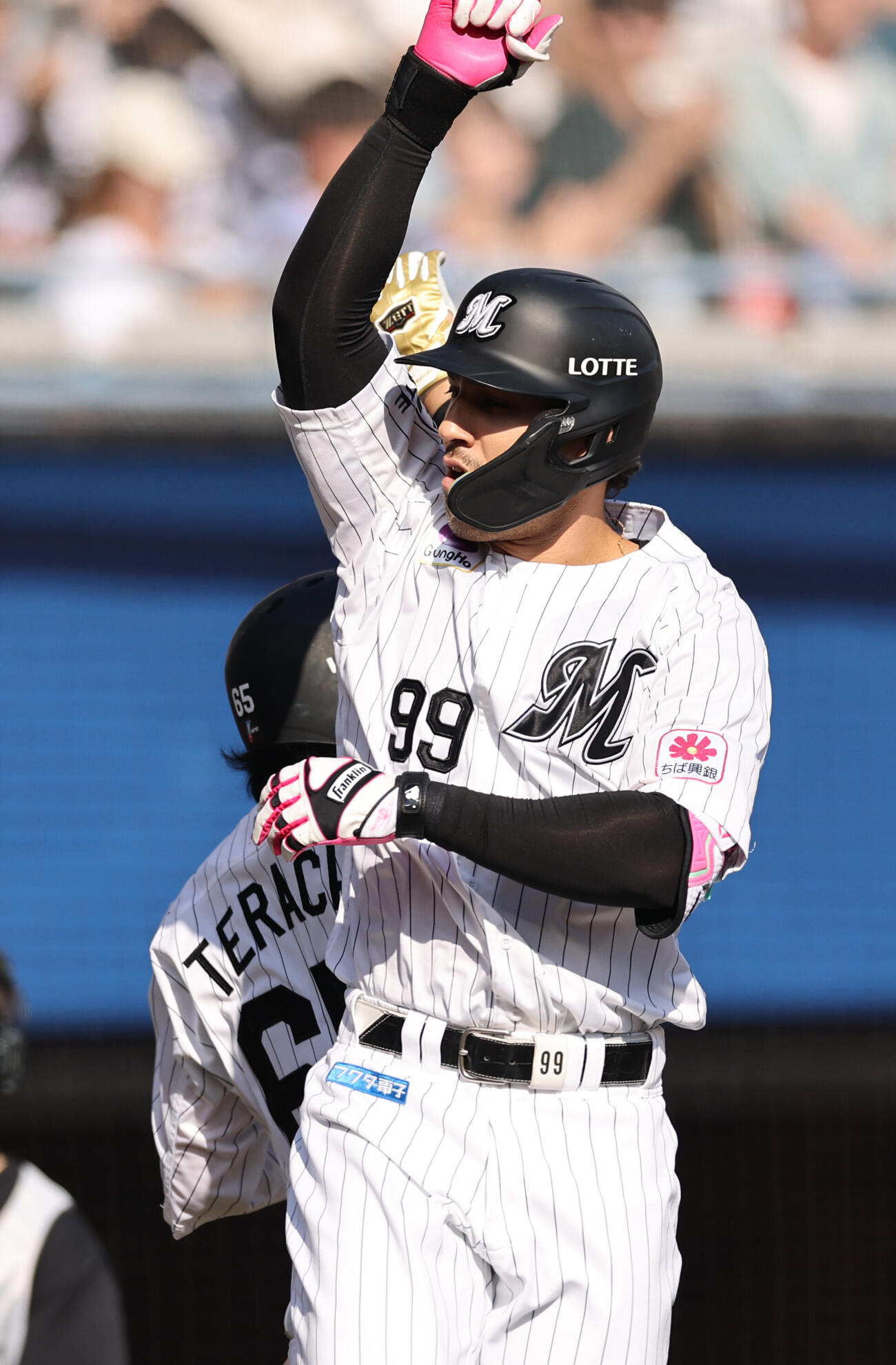 ロッテ対オリックス　6回裏ロッテ2死一、三塁、3点本塁打を放ち喜ぶネフタリ・ソト（撮影・野上伸悟）