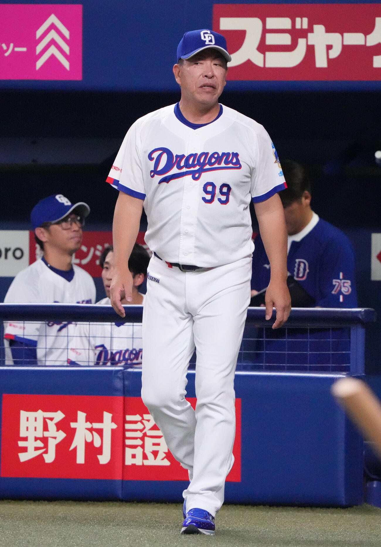 中日対ヤクルト　5回終了、選手交代を告げる井上一樹監督（撮影・森本幸一）