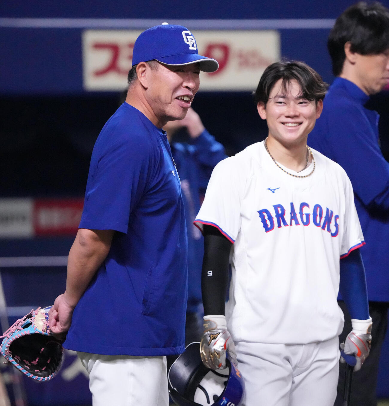 中日対ヤクルト　試合前、言葉を交わす井上一樹監督（左）と村松開人（撮影・森本幸一）
