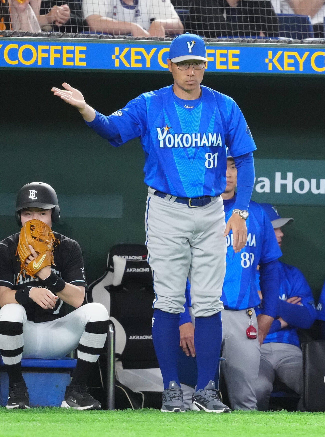 巨人対DeNA 9回表、代打を伝えるDeNA相川亮二監督（撮影・江口和貴）