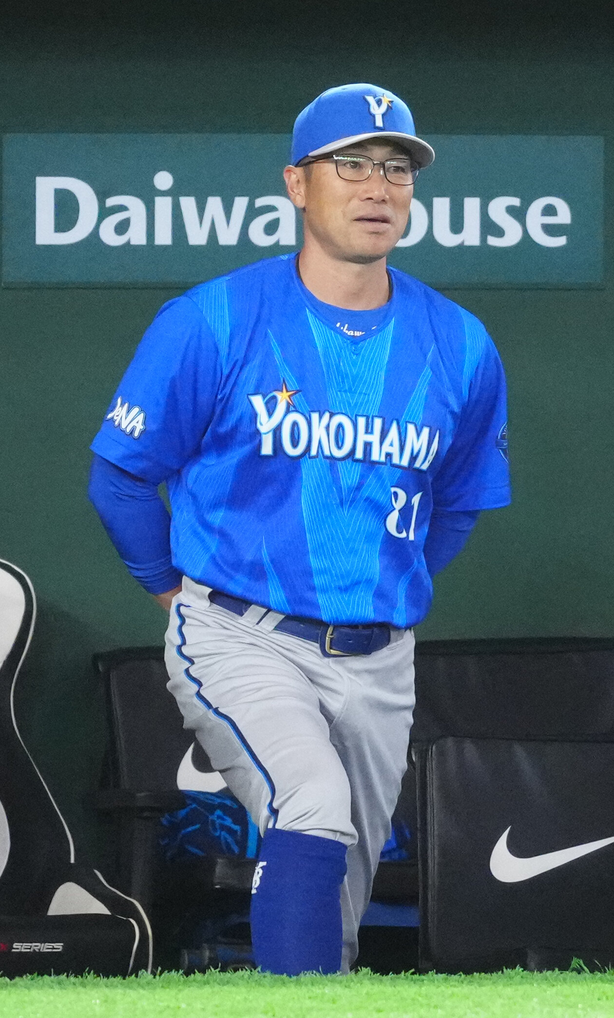 巨人対DeNA 7回裏、ベンチから戦況を見つめるDeNA相川亮二監督（撮影・江口和貴）