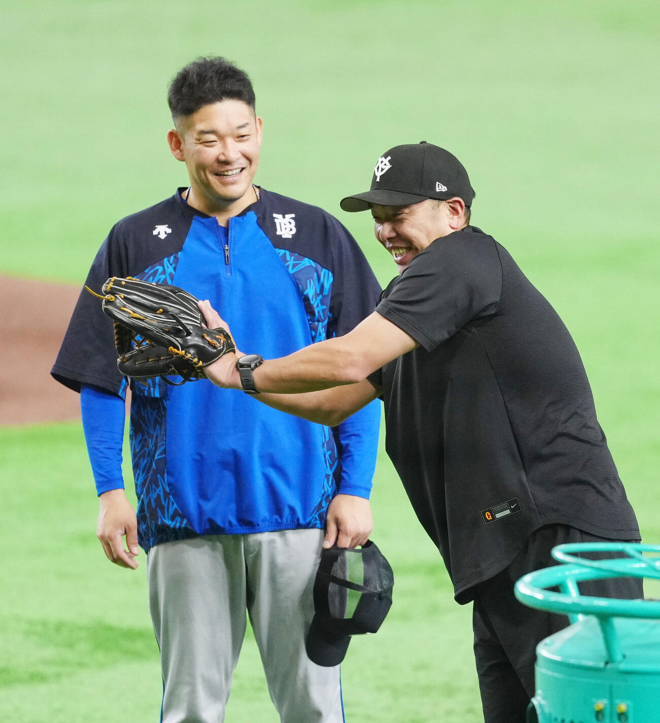 巨人対DeNA　試合前、言葉を交わす巨人阿部慎之助監督（右）とDeNA筒香嘉智（撮影・江口和貴）