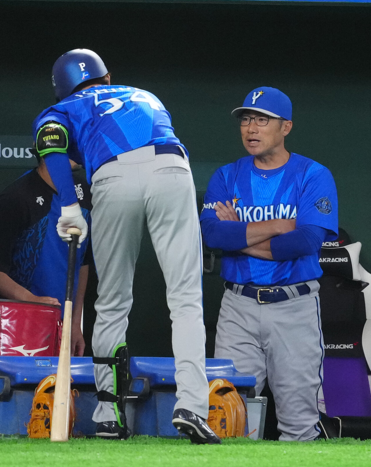 巨人対DeNA 5回表DeNA1死一、三塁、打席に入る前、石田裕太郎（左）に指示を出す相川亮二監督（撮影・江口和貴）