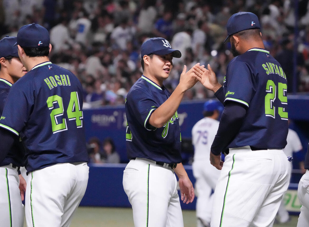 中日対ヤクルト　試合終了、松本健吾（中央）はナインと明るい表情でタッチを交わす（撮影・森本幸一）