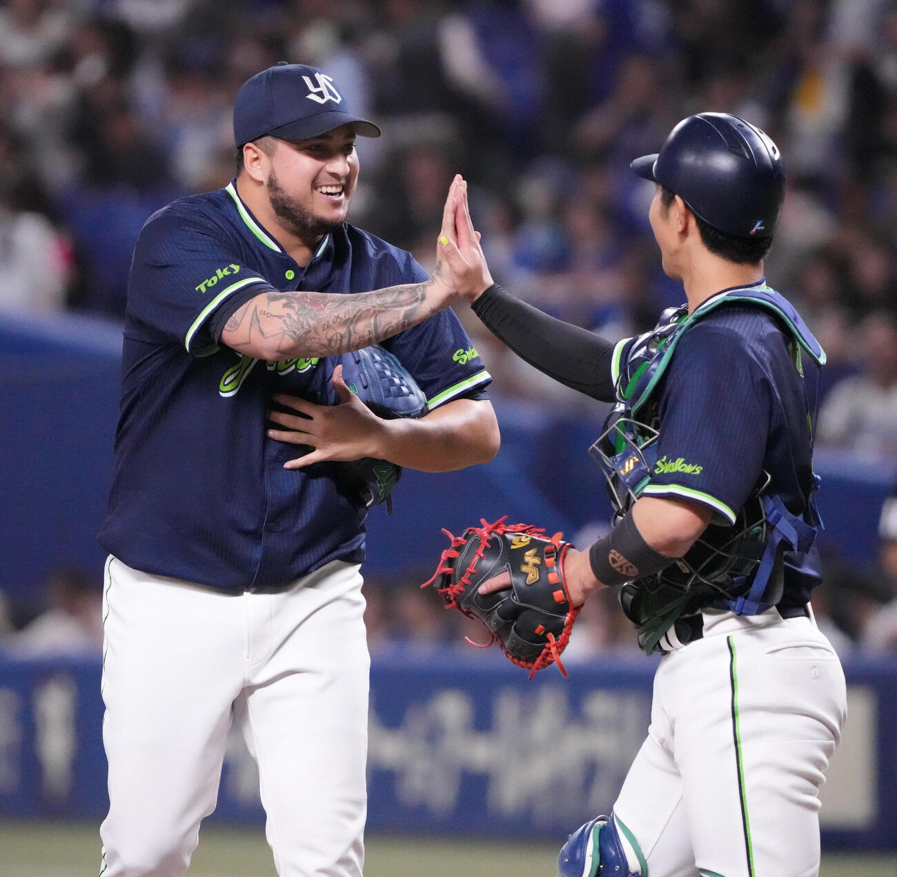 中日対ヤクルト　試合終了、ホセ・キハダ（左）は古賀優大と明るい表情でタッチを交わす（撮影・森本幸一）