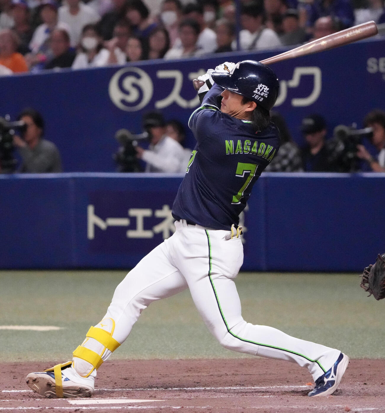 中日対ヤクルト　4回表ヤクルト2死満塁、2点適時打を放つ長岡秀樹（撮影・森本幸一）