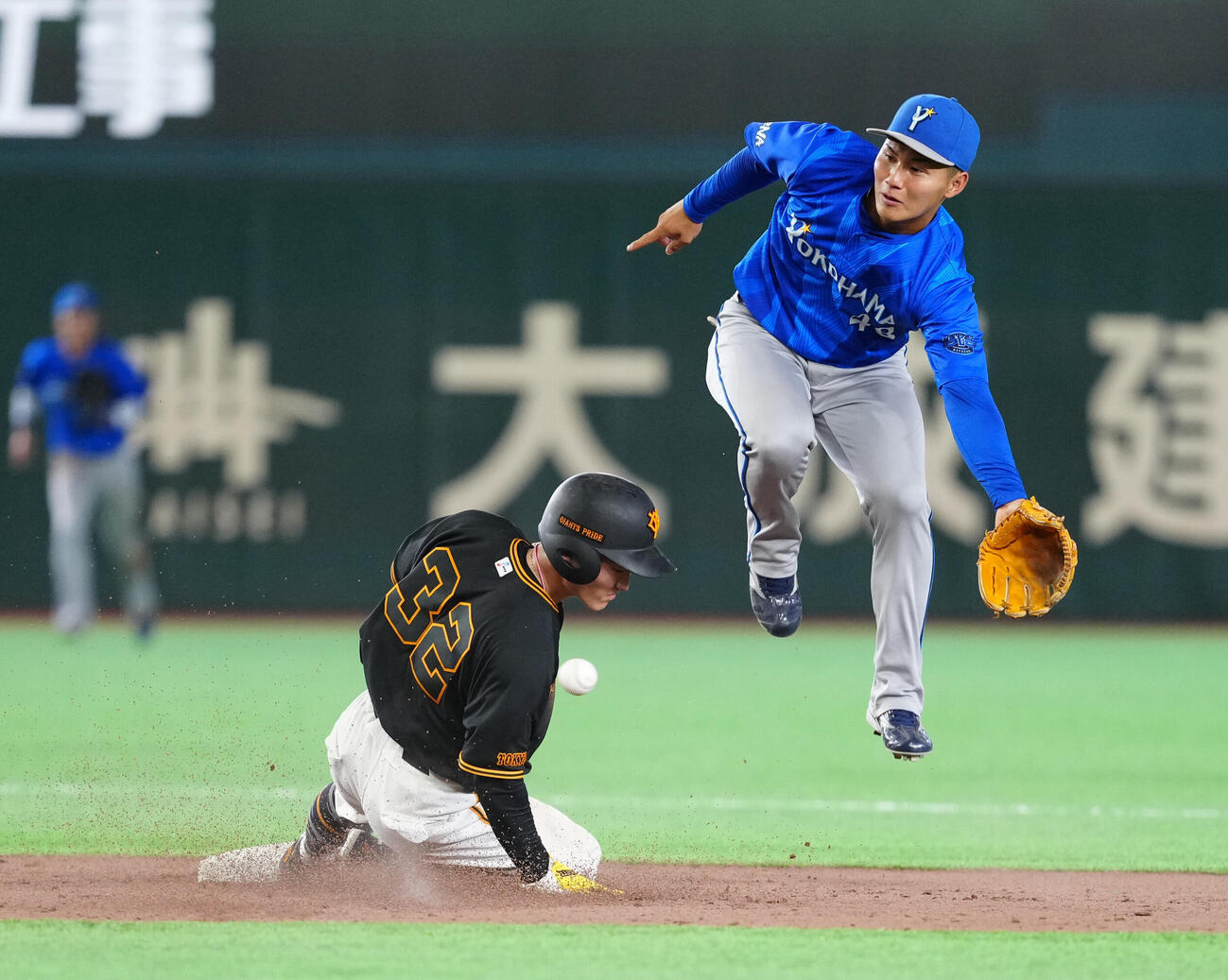 巨人対DeNA 5回裏巨人1死一塁、二塁盗塁を決める浦田俊輔（左）。右は二塁手成瀬脩人（撮影・江口和貴）